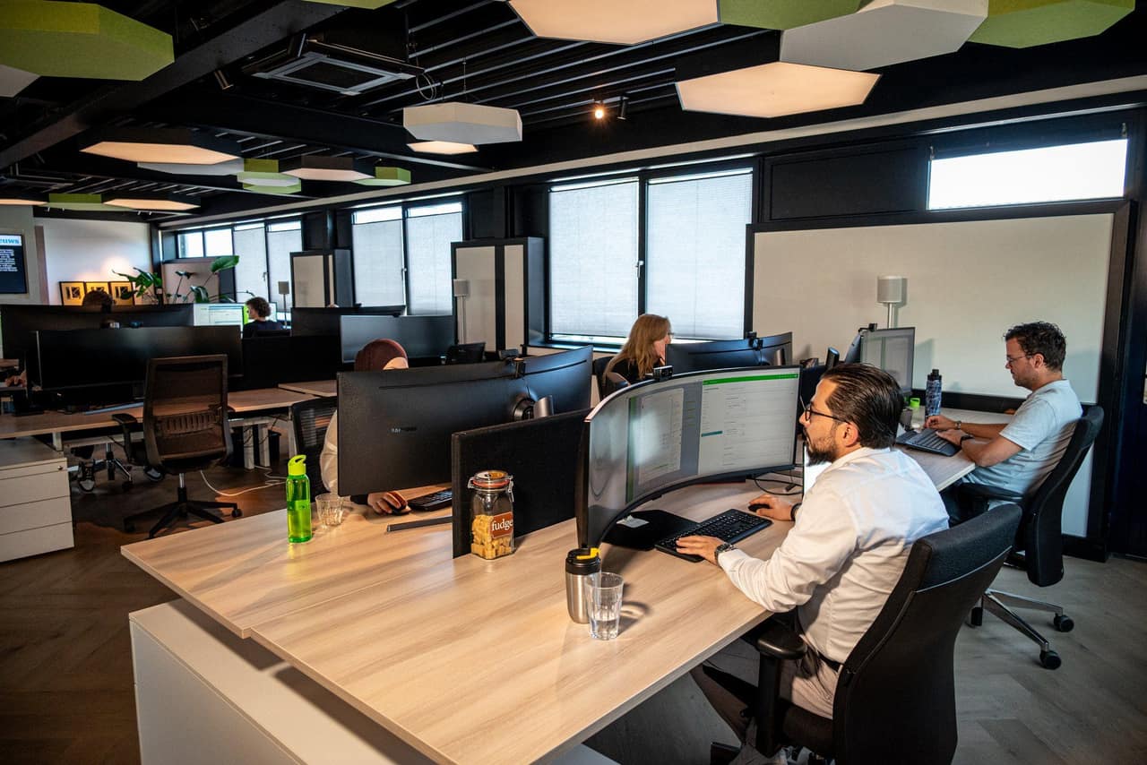 Werkplek met meerdere monitoren bij iQOUNT
