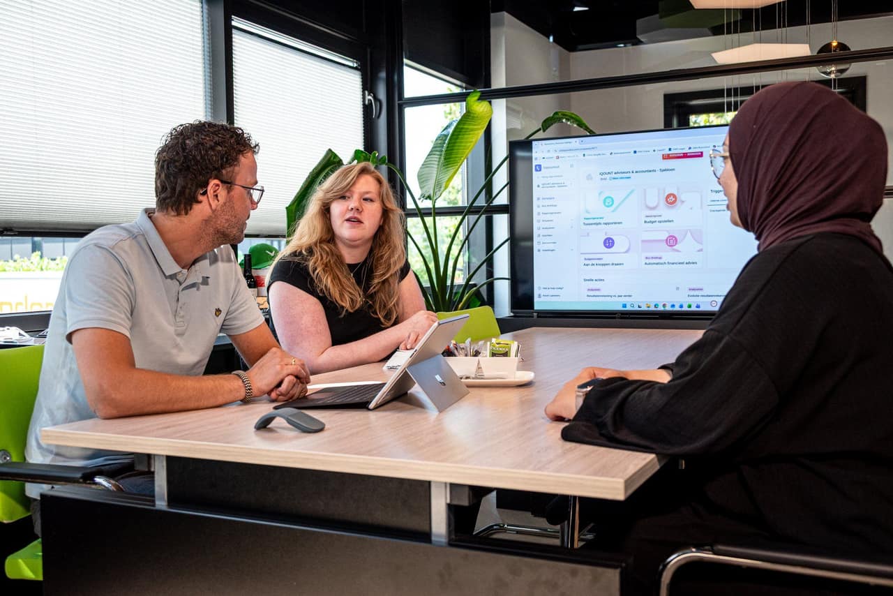 Overleg aan tafel bij iQOUNT