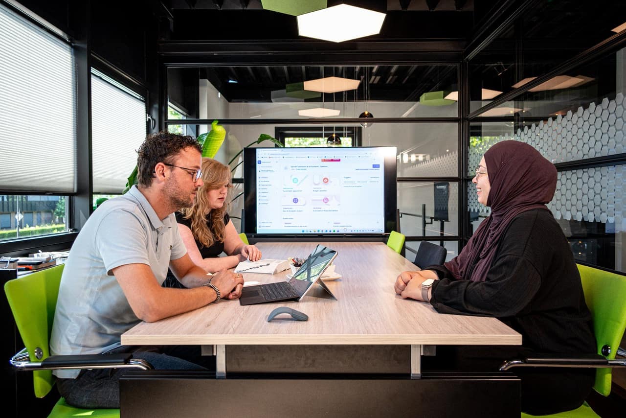 Medewerkers van iQOUNT in gesprek