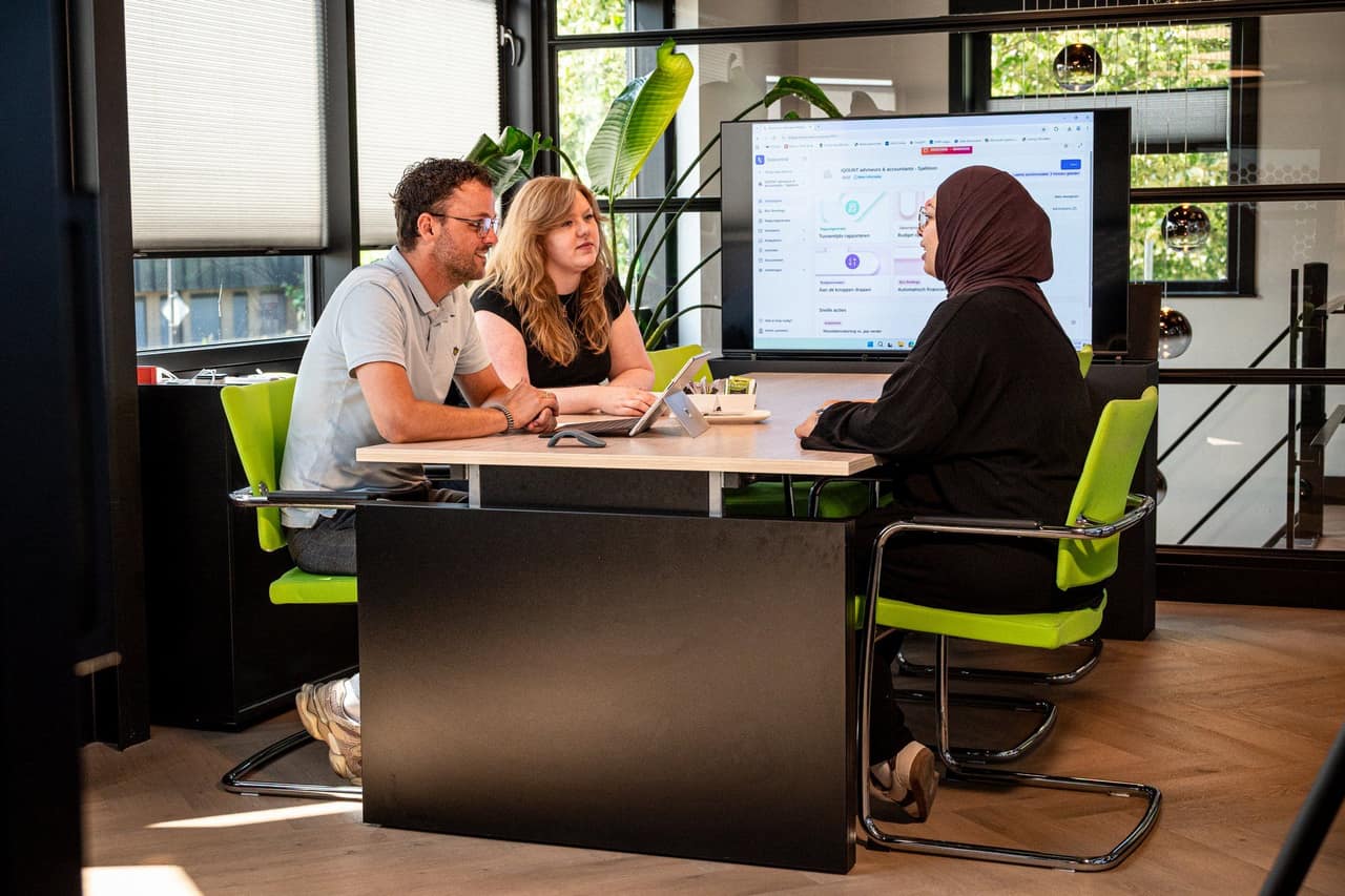 Medewerkers van iQOUNT in gesprek