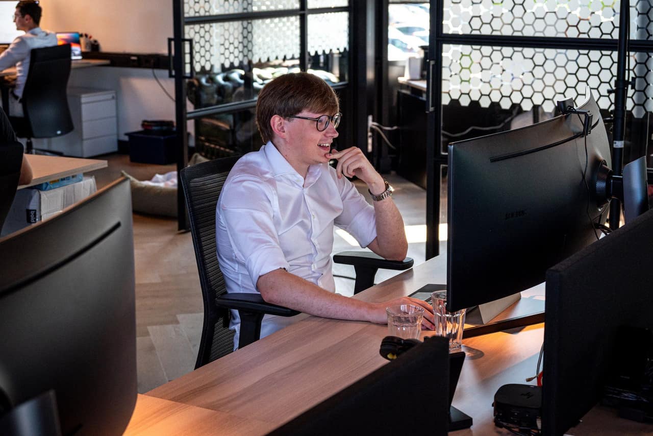 Medewerker aan het werk bij iQOUNT