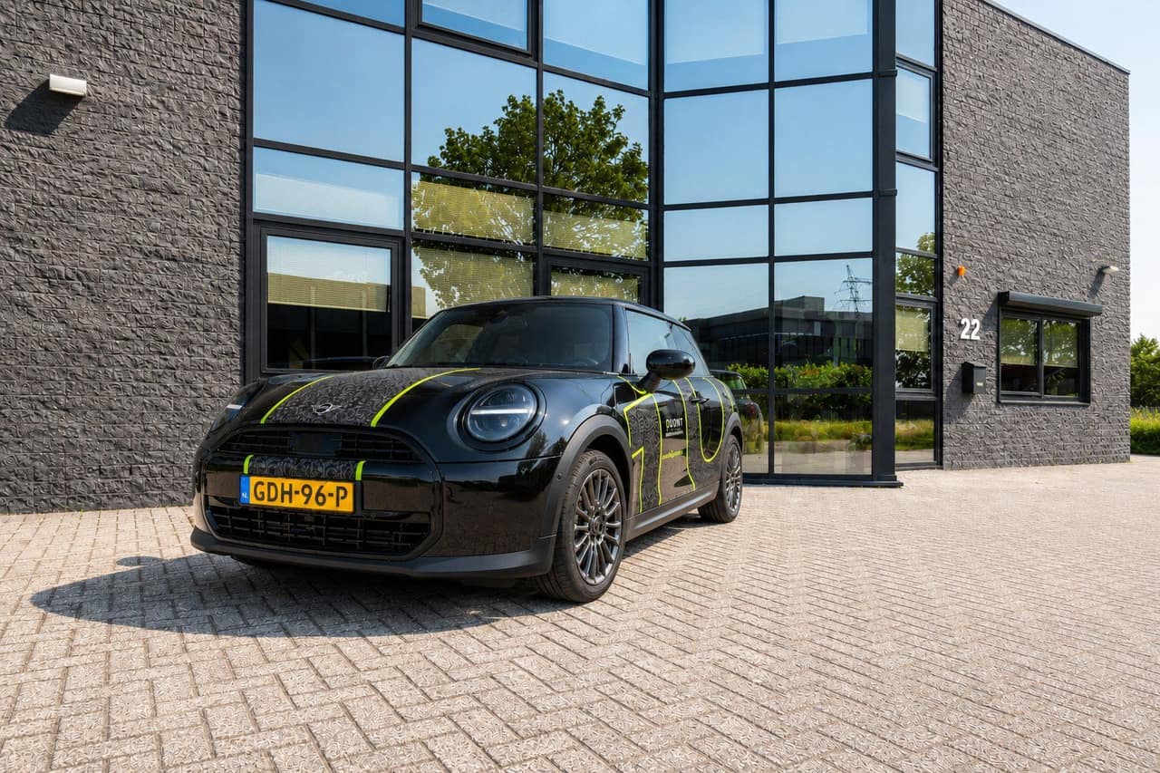 De iQOUNT-bedrijfsauto voor het kantoor in Harderwijk