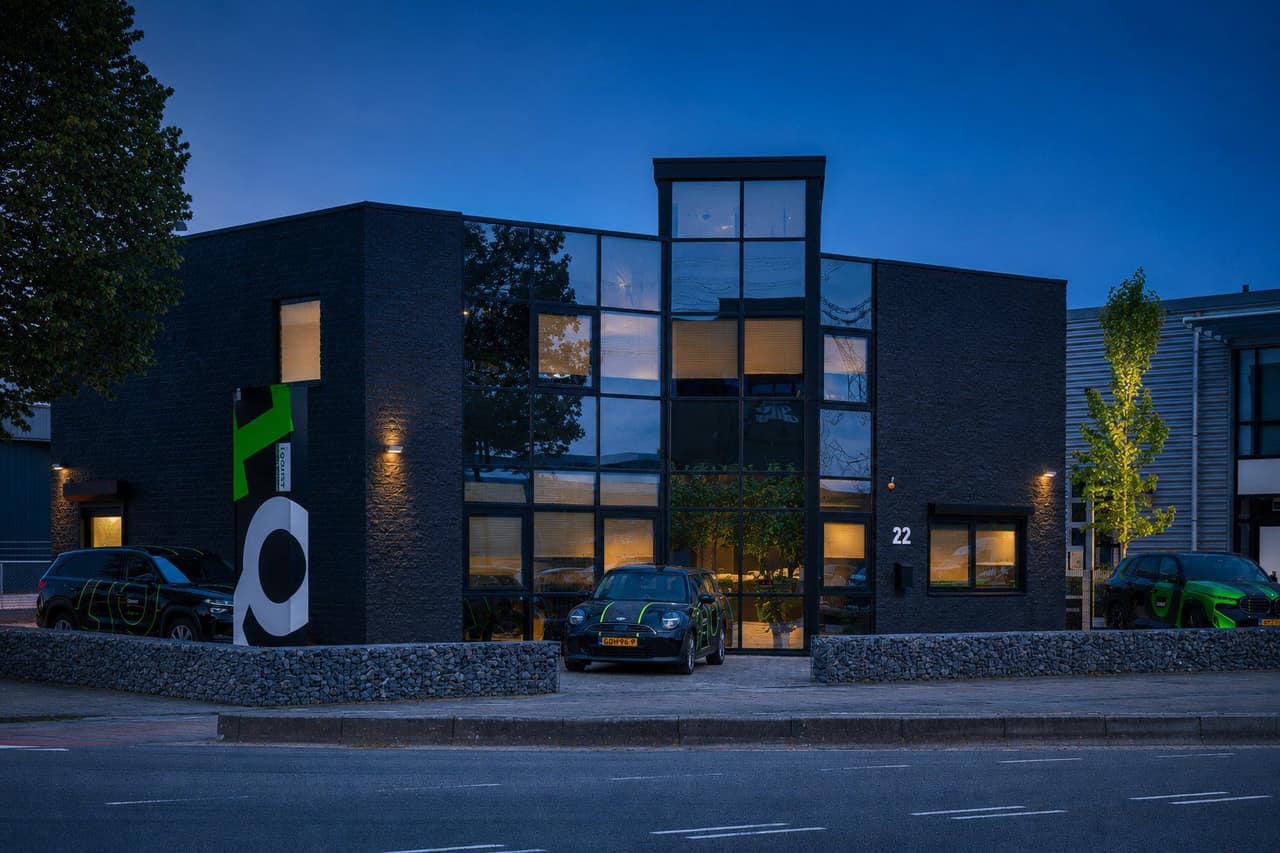 Het iQOUNT-kantoorpand aan de Daltonstraat in Harderwijk bij avond